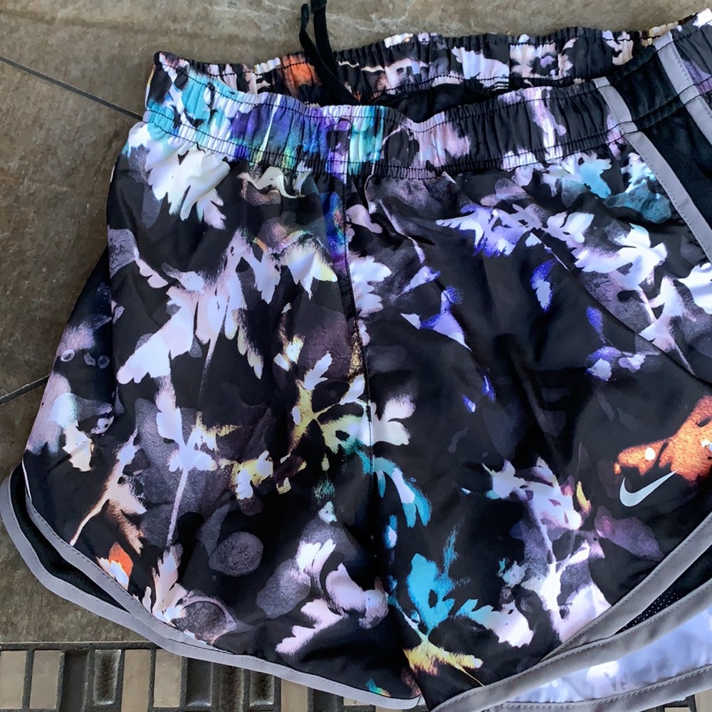 NIKE WOMENS RUNNING SHORTS - Picture 2 of 15